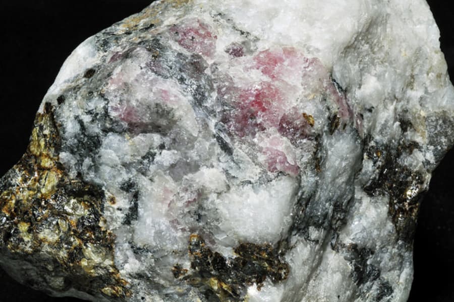 tugtupite and quartz - normal light