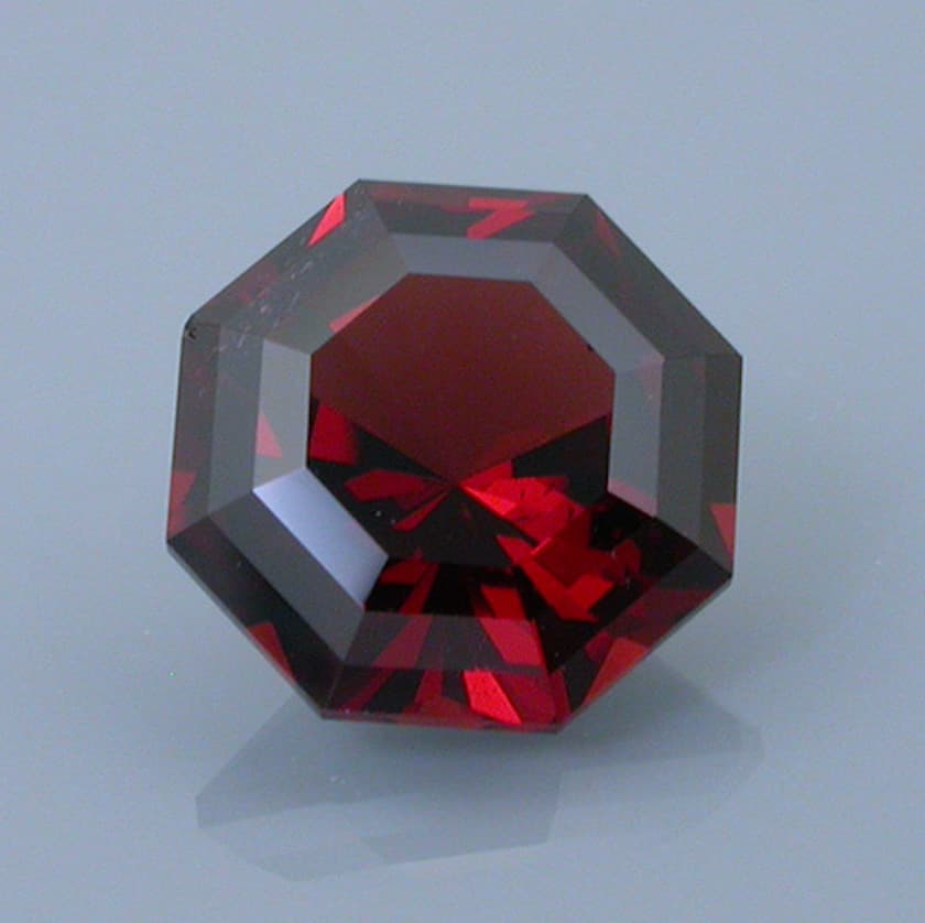 Barion-cut malaia garnet