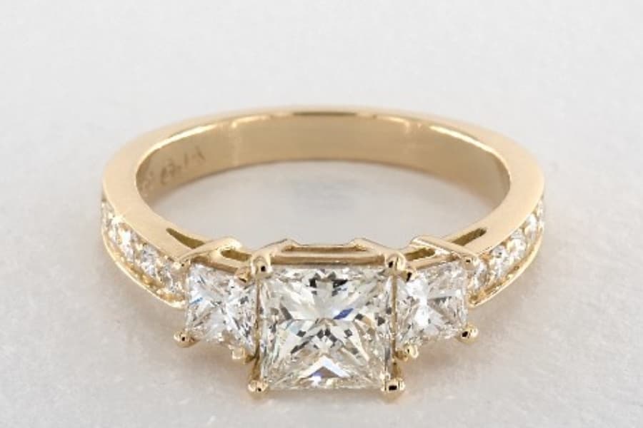 princess-cut diamond in yellow gold three-stone ring - cushion-cut diamonds guide